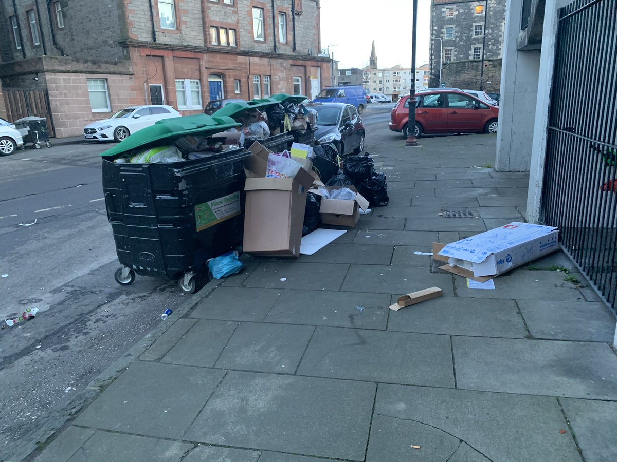 thomas99264716's tweet photo. @edinhelp bins on parliament street EH6 6EB haven’t been emptied in a very long time https://t.co/DN2b08pReZ