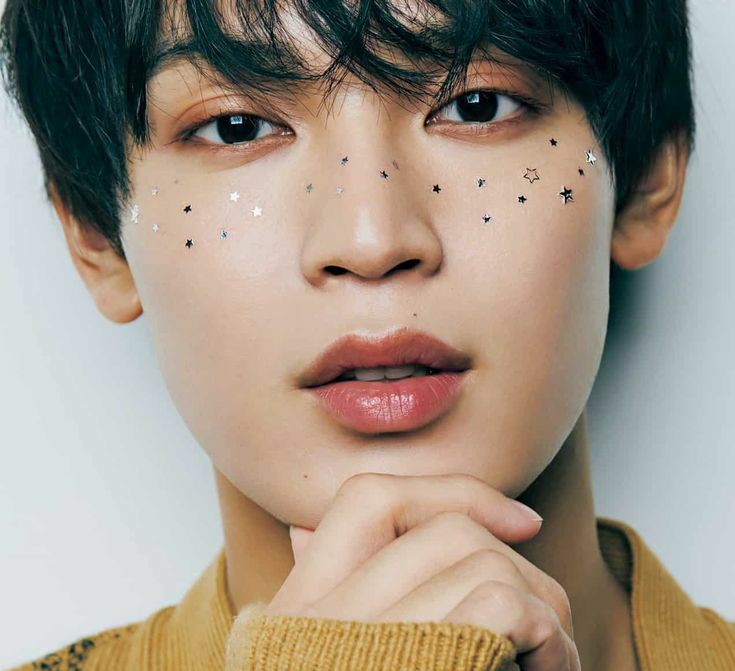 1. Yonashiro Sho - Leader, Main Vocalist. Born Oct. 25th, 1995 (scorpio). 180cm. Member color: greenMuscle training king