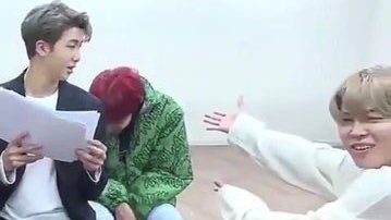 perguntaram quem era o melhor dançarino e o jimin apontou para o hobi, ele ficou com tanta vergonha que se escondeu atrás do namjoon 🥺 https://t.co/rACt0txVvd