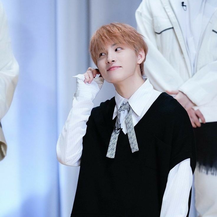 6. Kawanishi Takumi - Lead Dancer, Lead Vocalist Born June 23rd, 1999 (cancer)170cm. Member color: PinkAnother duality king