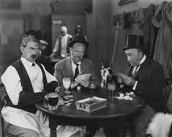 "Una partida a la escoba: clausura, humo, luz artificial. Gritos, puñetazos en la mesa y de vez en cuando en la cara del adversario. Perverso funcionamiento del cerebro. Desconfianza mutua. Diplomacia secreta. Cartas marcadas. ¿Una ley? ¿Donde está esa ley que hay que respetar?"