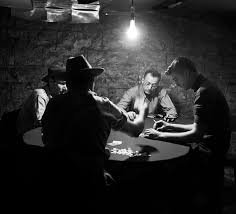 "Una partida a la escoba: clausura, humo, luz artificial. Gritos, puñetazos en la mesa y de vez en cuando en la cara del adversario. Perverso funcionamiento del cerebro. Desconfianza mutua. Diplomacia secreta. Cartas marcadas. ¿Una ley? ¿Donde está esa ley que hay que respetar?"