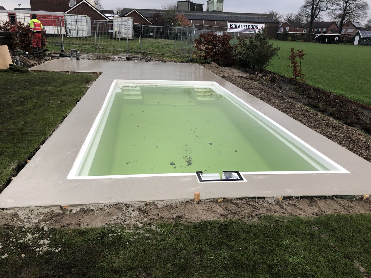 Vandaag weer een betonvloer gestort in Meddo voor aqua zwembaden bv