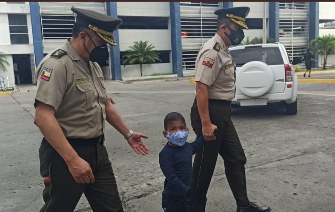 luisantonio_r's tweet photo. Moisés, de 5, tiene leucemia. Esta mañana la @PoliciaEcuador cumplió su sueño de ser comandante por un día. Lo vistieron con el uniforme y hasta se le cuadraron. Para él es muchísimo. Gracias por tanta bondad... @teleamazonasec https://t.co/uofFHOQFb7