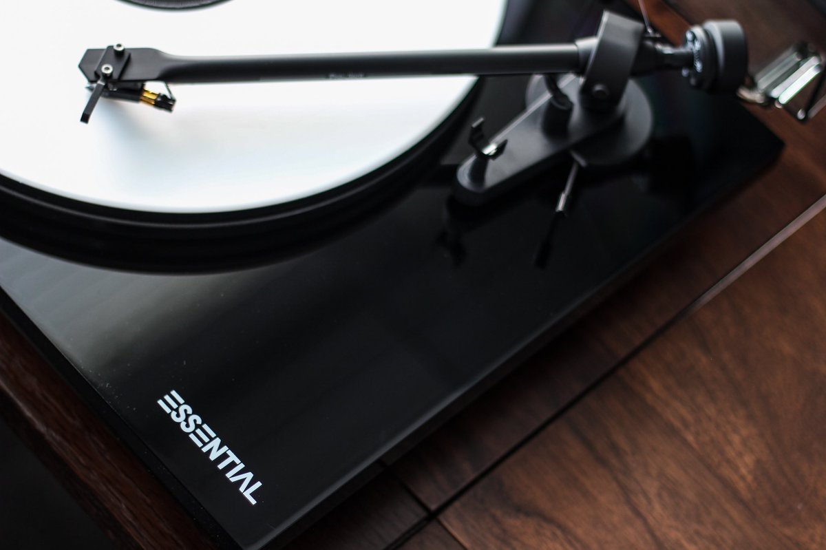 _RichardStreet_'s tweet photo. My old turntable died last weekend so it was the perfect excuse to upgrade. After some research I decided to go for the @ProJectAudioSys Essential III BT.

It’s a thing of beauty! And the sound that comes from it is sublime.

Bought from @FrankHarveyHiFi.
#EssentialIII #vinyl https://t.co/XdeBXmqMsp