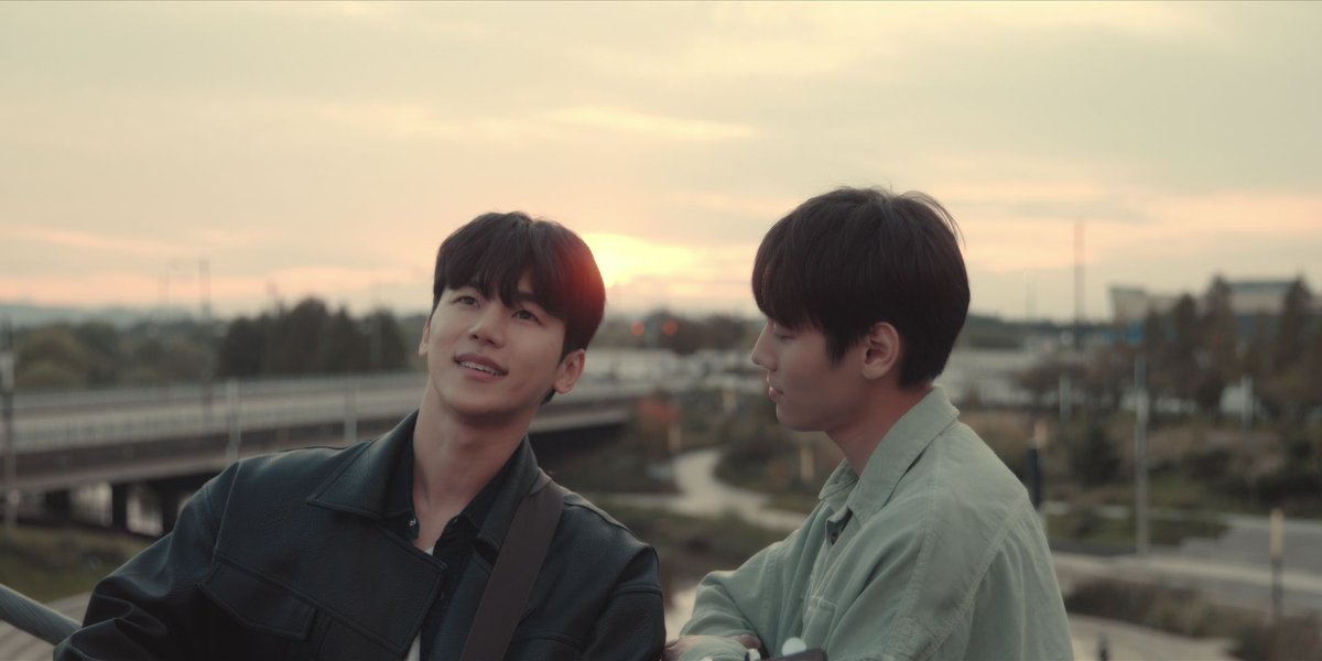 NetflixBrasil's tweet image. Eu **PRECISO** recomendar pra vocês meu novo filme coreano Wish You. Conta a história de um cantor misterioso e um tecladista muito fofo que vivem uma história de amor em que a música os deixam mais fortes. Tem uma trilha sonora maravilhosa e com certeza vai ficar na sua cabeça.