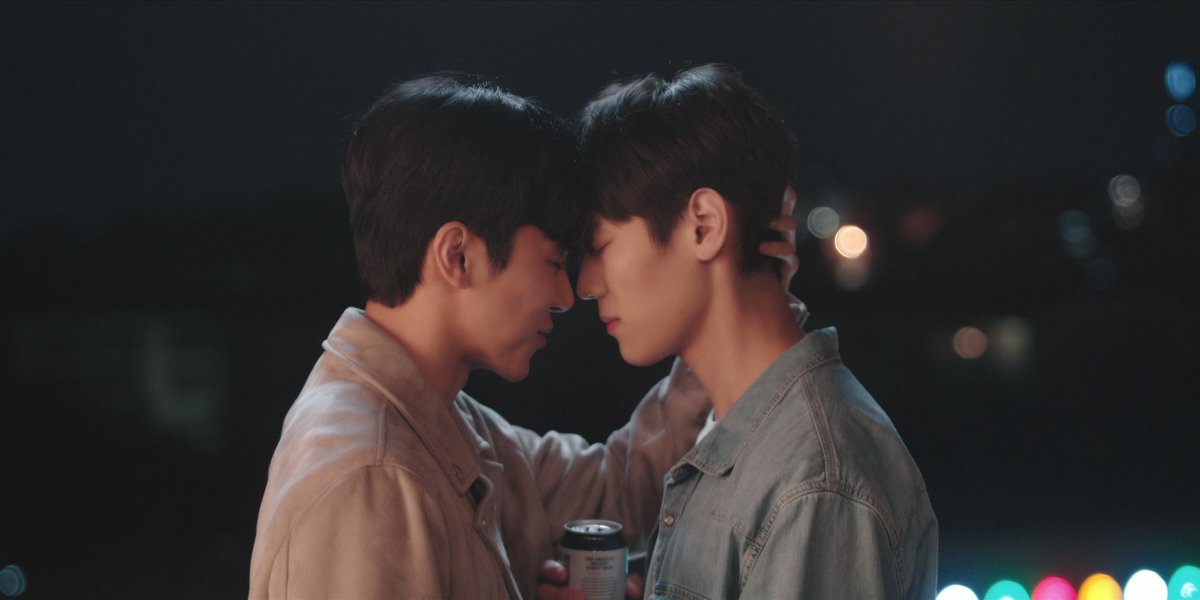 NetflixBrasil's tweet image. Eu **PRECISO** recomendar pra vocês meu novo filme coreano Wish You. Conta a história de um cantor misterioso e um tecladista muito fofo que vivem uma história de amor em que a música os deixam mais fortes. Tem uma trilha sonora maravilhosa e com certeza vai ficar na sua cabeça.