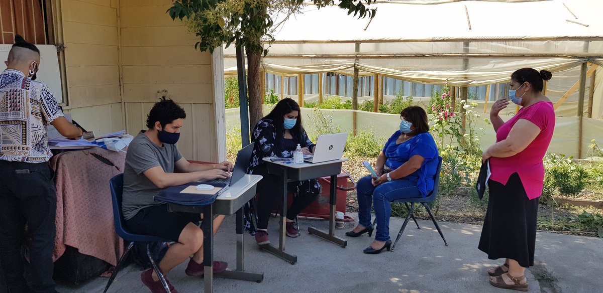 VictorSVenegas's tweet photo. Segundo día de atención a propietarios que optan por #CNTDoñaMarta de @BrunetPlan 
Gracias a la comunidad y sus delegadas por tremendo apoyo!!!
@JuntaMarta @ServiuRM @Minvu @MinvuRM 
#ERU #ERUenTerreno https://t.co/hQLdYC3YmS