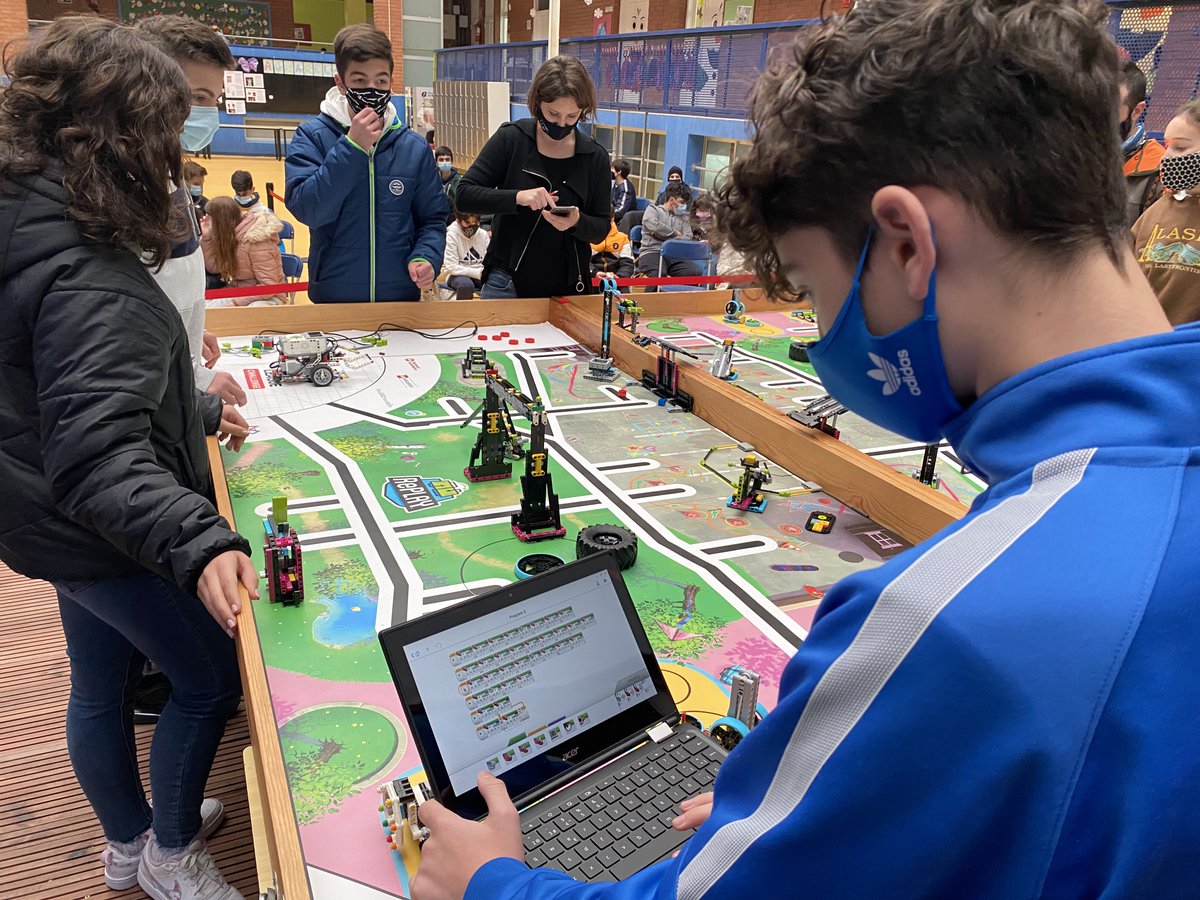 Llor_Fundacio's tweet photo. #FirstLegoLeague Challenge💻
Els nois i noies de 2n d’ESO han participat en una competició de #RobòticaLlor per decidir l’equip que representarà el #Llor a la First Lego League.
Quina jornada més emocionant!!🤩
#ESOLlor #InteligènciesMúltiplesLlor #TecnoLlor #EnsDivertimAlLlor https://t.co/dSqdVlZlen