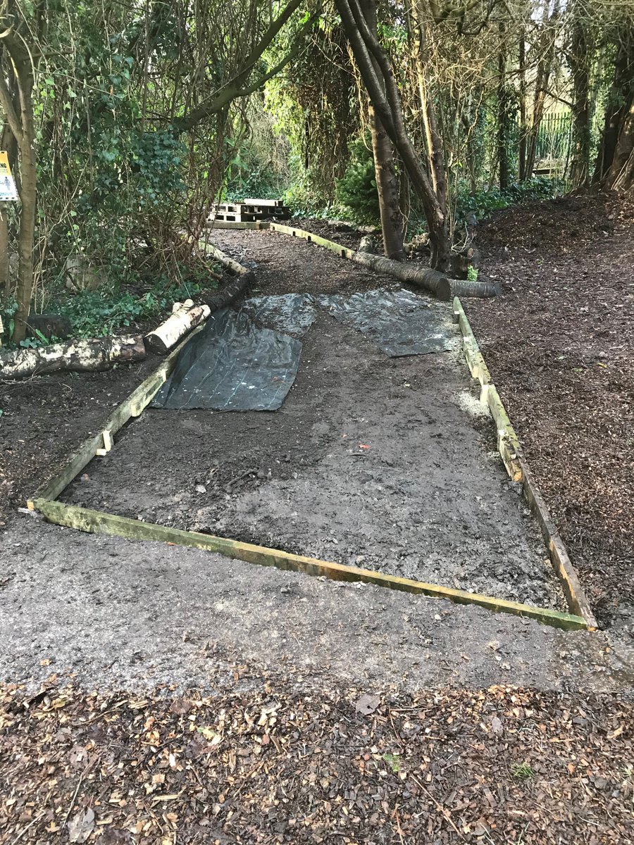 "It's rather ironic working on the 'Community Edible Garden' in isolation"said <a href="/IanBocock/">Ian Bocock</a> "But to ensure we have the space ready for when we are able to meet &amp; share food grown by the local community then little by little I can work towards getting there!"
facebook.com/IncrEdibleEdu/…