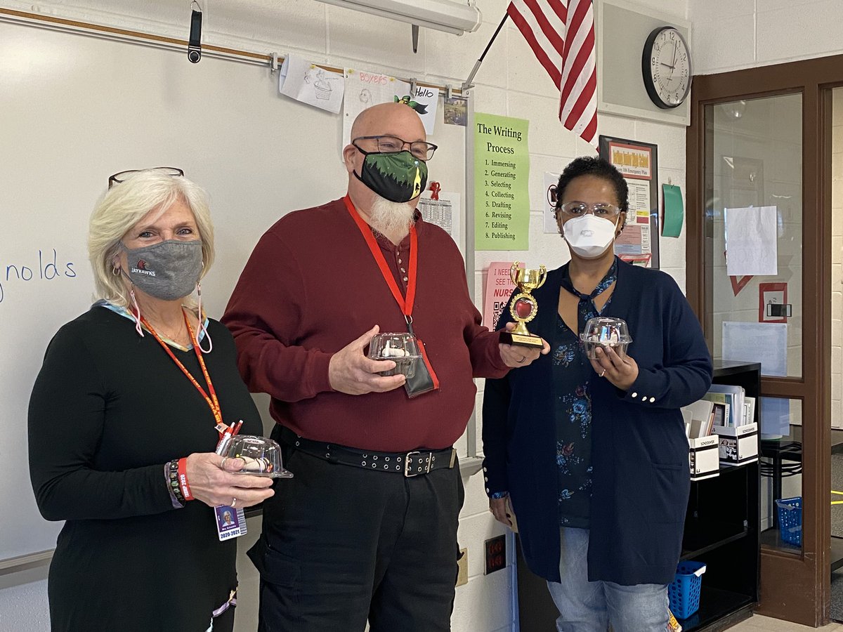 StacyWestin's tweet photo. Congrats to our @JerlingJayhawks of the week! Our paras are the unsung heroes of education. Everyday they have a smile on their face and they are willing to help out in any way possible. We would not be able to do our jobs without them. 🏆😊🧁@OSD135 https://t.co/bscITqOnq5