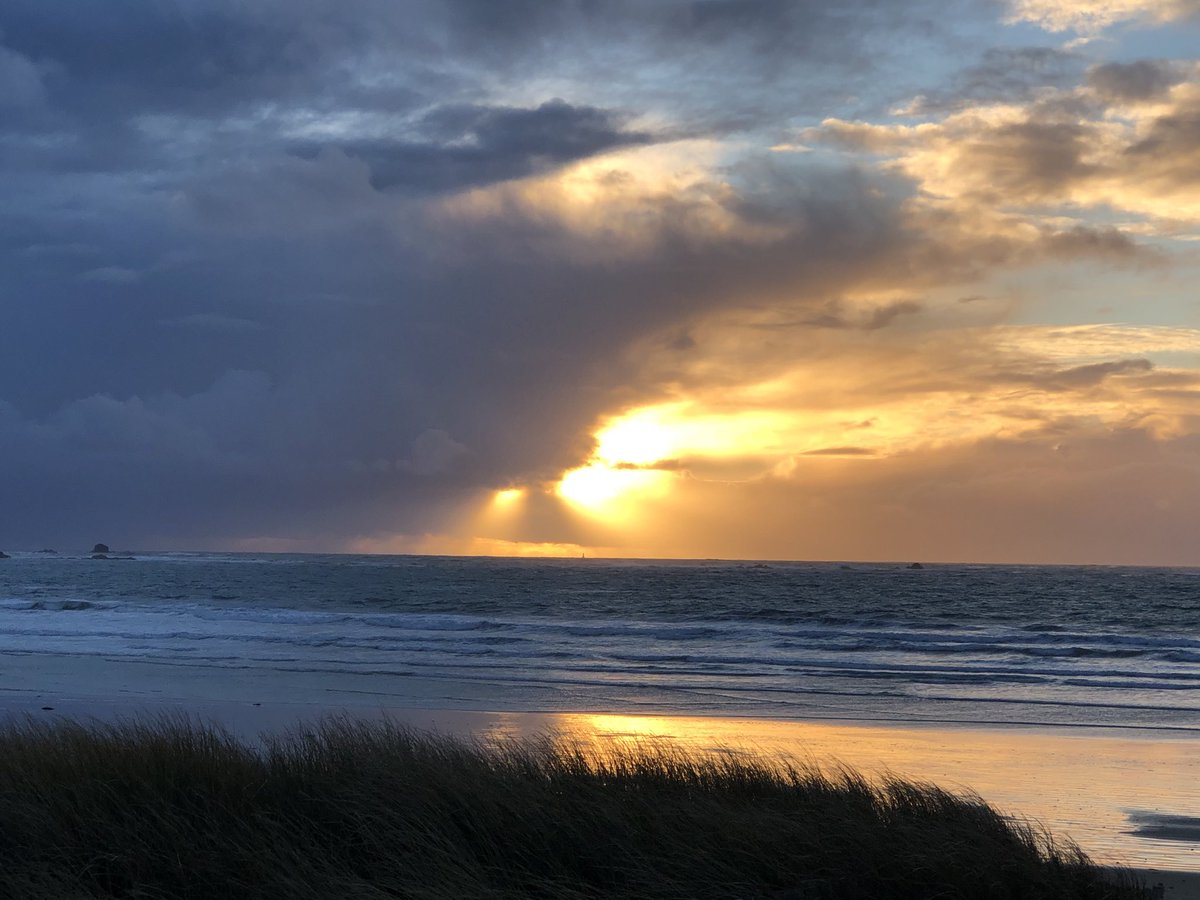 KersausonDe's tweet photo. Couvre feu sur la mer. 
#Bzh https://t.co/qKDV0qTMJG