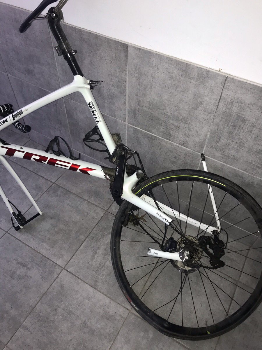 Bon rétablissement à <a href="/SimonYohann1/">Simon Yohann</a> qui a été percuté ce matin par une voiture lors de son entraînement. Heureusement sans trop de gravité sur le plan physique. L’état du vélo montre la violence du choc 😡😡#laroutesepartage #espritcesu #keepmental