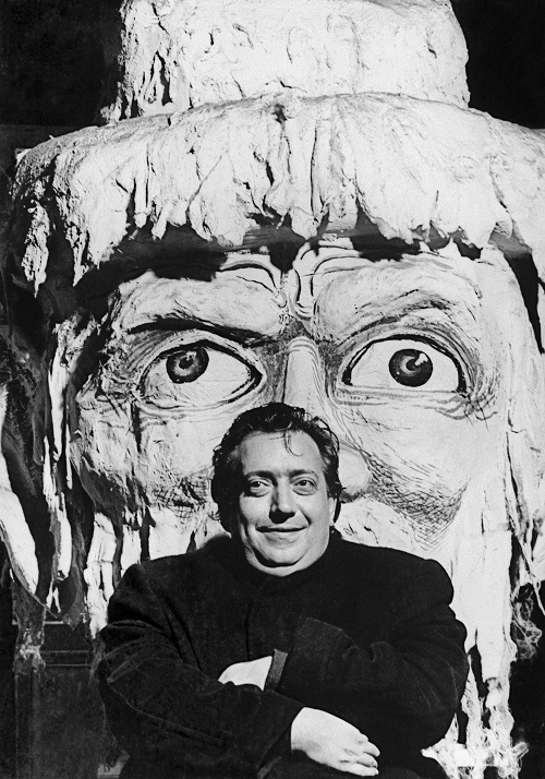 cinemathequefr's tweet photo. Henri Langlois devant la maquette du géant des neiges d'À la conquête du pôle (1912), de Georges Méliès. ☃️ https://t.co/AzotsA8Hh2