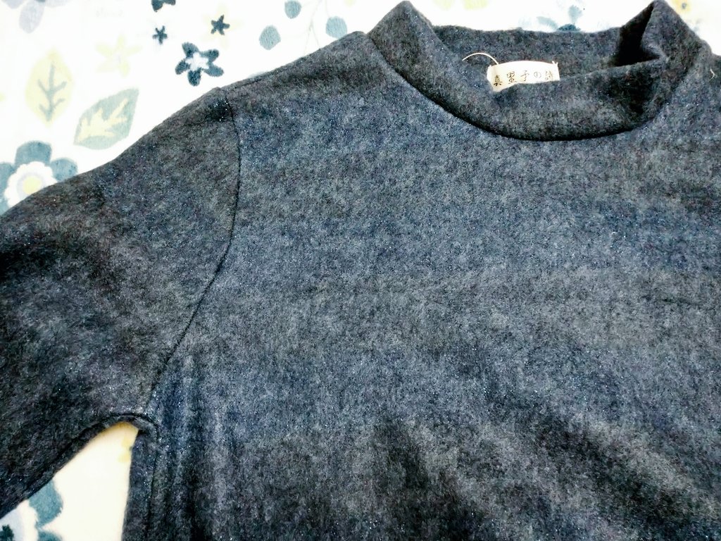 一夜文庫 リーズナブルなマダムファッション服 真理子の詩 まりこのうた のいかにも感が好き 無地のネイビーのトップスを見つけて へぇ 真理子にしてはシンプル と思って買って帰ってよく見たら ブルーのラメの太いボーダーが入ってた さすが