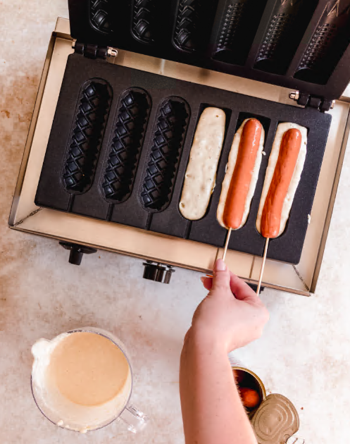 MaximaEquipment's tweet photo. Handmatig Inplannen! 

Wonderful to see these corn-dogs being prepared by the talented chef and influencer Claudia Damen from @Foodfromcloudnine 😋

With some help from our Maxima Waffle Maker
Corn Dog &amp; Hot Dog / Sausage Rolls 🥰

#Waflemaker #CornDogs #Hotdogs #Food #Maxima https://t.co/ufhiARy5wQ