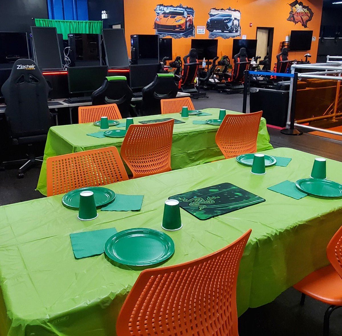 HelixeSportsLW's tweet photo. 🎮#Gaming
🥽#VR
🤸Trampolines
👯All your friends

Everything you need for the perfect birthday is here at Helix inside @SkyZoneLakewood! https://t.co/hkBdXXZwOo