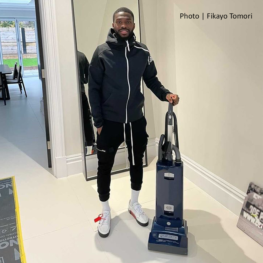 SEBO_UK's tweet photo. Fikayo Tomori @fikayotomori_ Chelsea FC and England footballer has joined the SEBO club with his X7 Extra! Of course he had to pick blue to match his team strip!!
Have you joined the S Club yet?
#Fikayotomori #CleaningGoals #SEBOUK #SEBOing #BestVacuum #VacuumCleaner https://t.co/iqY3pJCza8