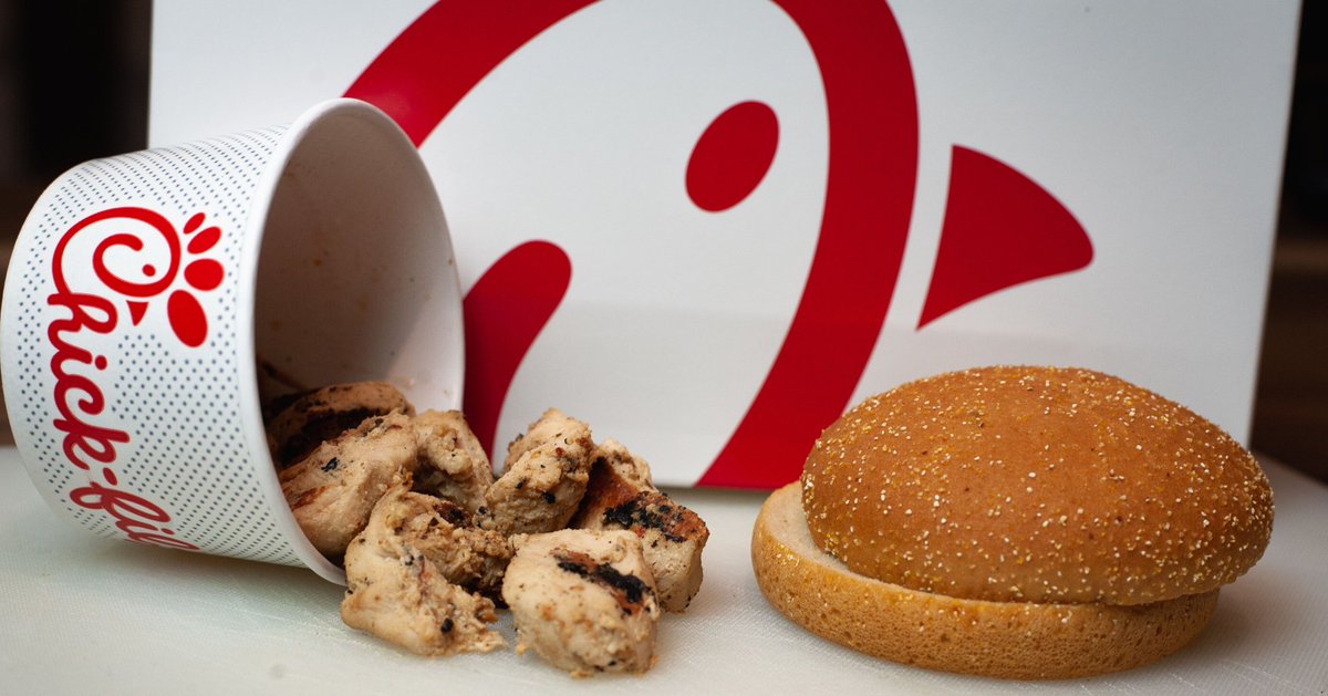cfamalvern's tweet photo. Chick-fil-A Gluten Free Edition! 😋🍴We have all the works for you including a Gluten-Free bun that's individually packaged, Grilled Nuggets, Grilled Market Salad, and more! 
.
.
.
#healthy #newyear #newyou #recipes #cfa #chickfila #cfahacks #glutenfree https://t.co/jxMQvqsa8Z