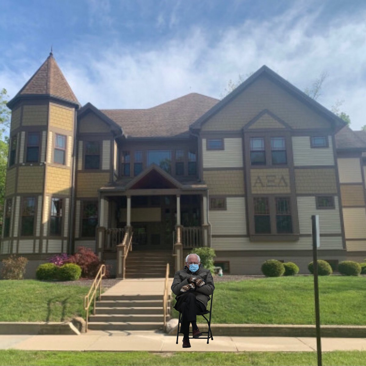 Bernie is patiently waiting for our sisters to come back home!!! 💙💛