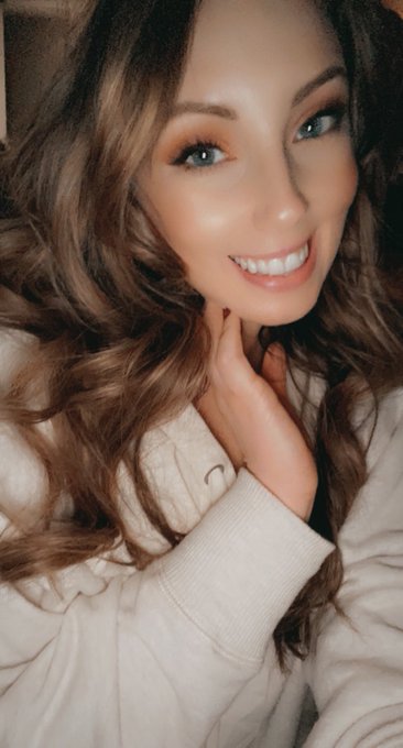 All smiles because it&rsquo;s FRIYAY 🥳 and I can&rsquo;t wait to spend the night with some of my most favorite people<a href="/tag/newprofilepic"class="tags"><span>#newprofilepic</span></a>