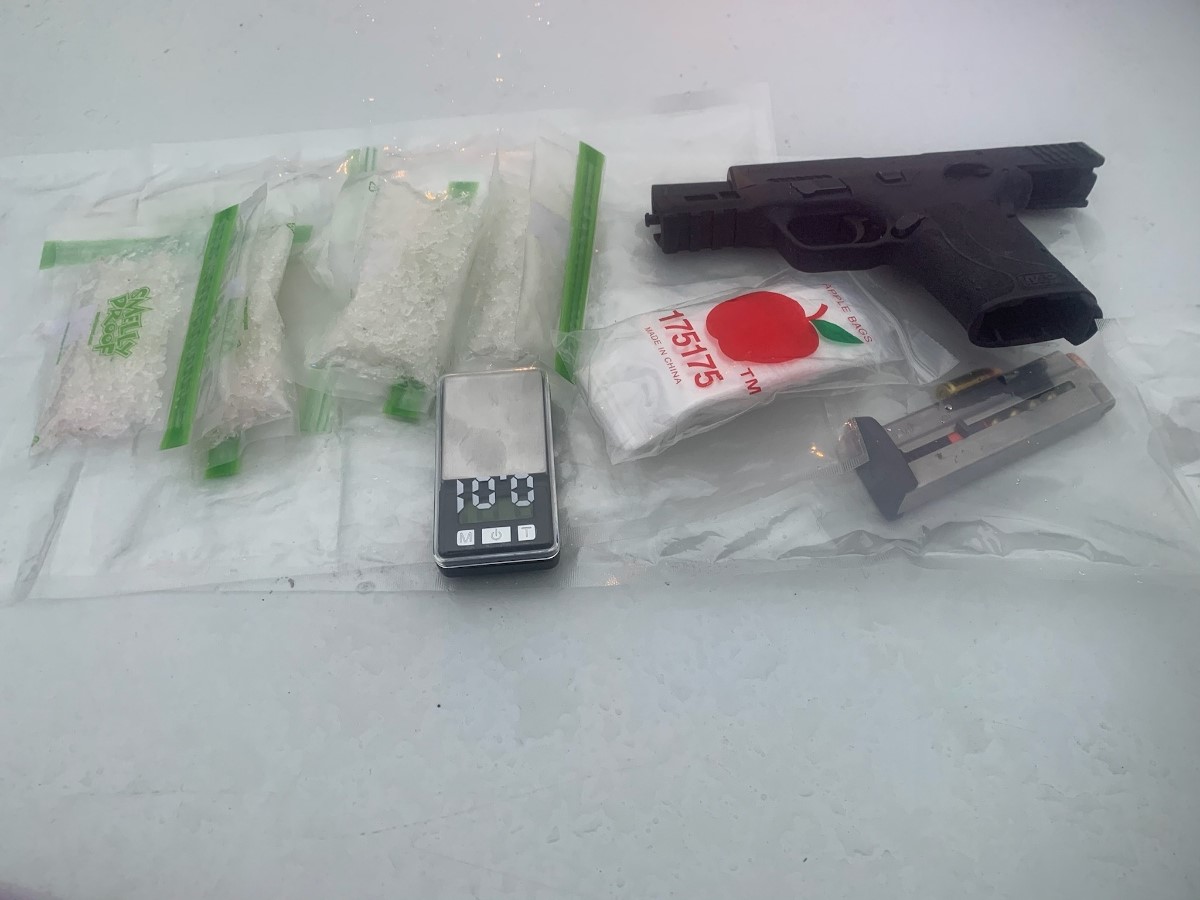 DPDSCNPO's tweet image. Another great arrest last night.  Seized from 3100 Southern Oaks Blvd, charges include UPF (stolen gun out of Grayson County) Probation Violation (Burglary) Man/Del Methamphetamine.  Drug case will be going federal.  @CKArnold2015 #D4 #KeepingDallasSafe @DallasPD