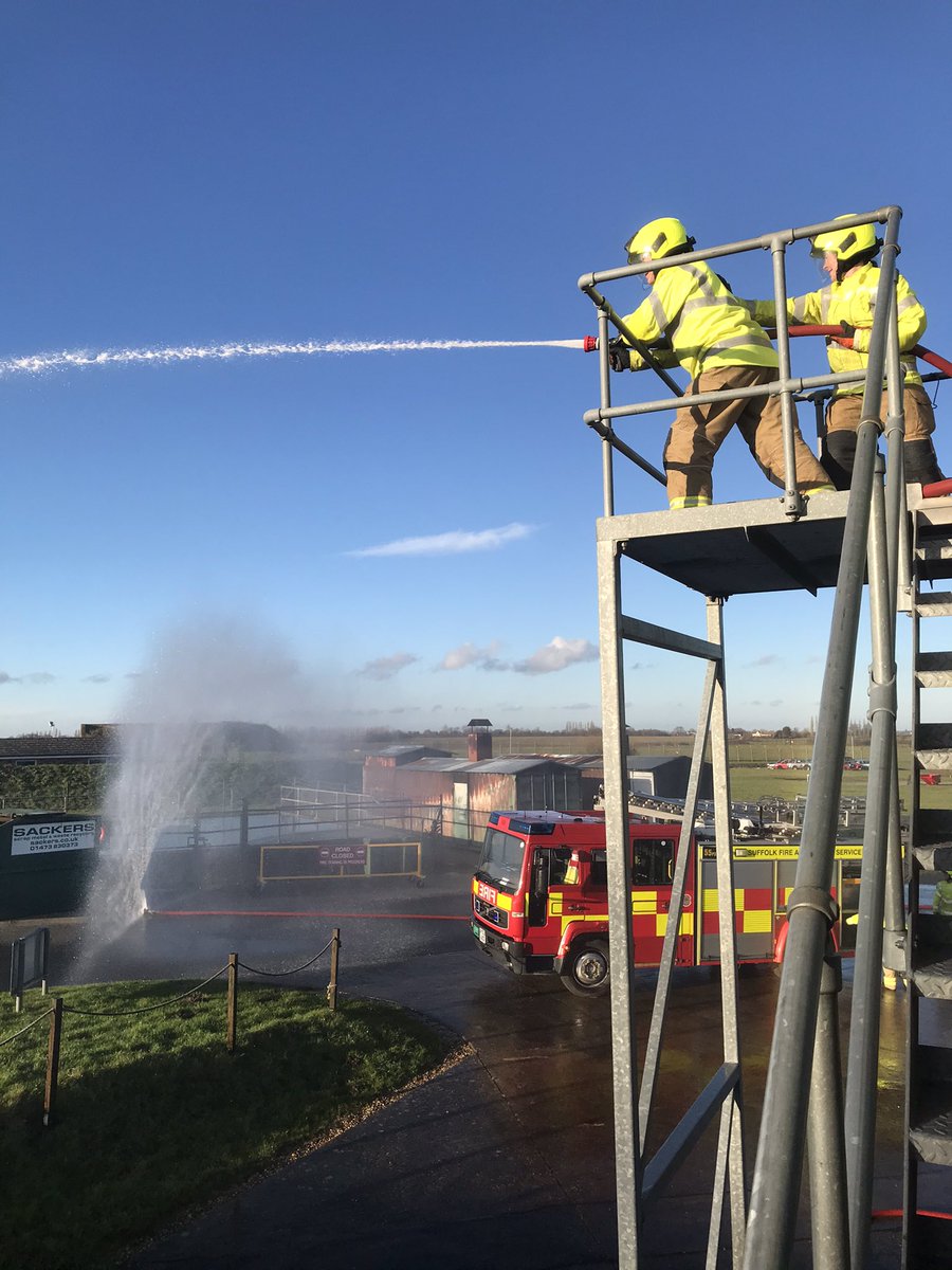 Great first week of our A2R recruits course at Wattisham Training Centre @SuffolkFire Poor weather all week until today #pumps #ladders #swah #coreskills Great attitude and effort shown by all 👏🏼👏🏼👏🏼 RTC and Trauma training next week 🤞🏼for better weather ☀️