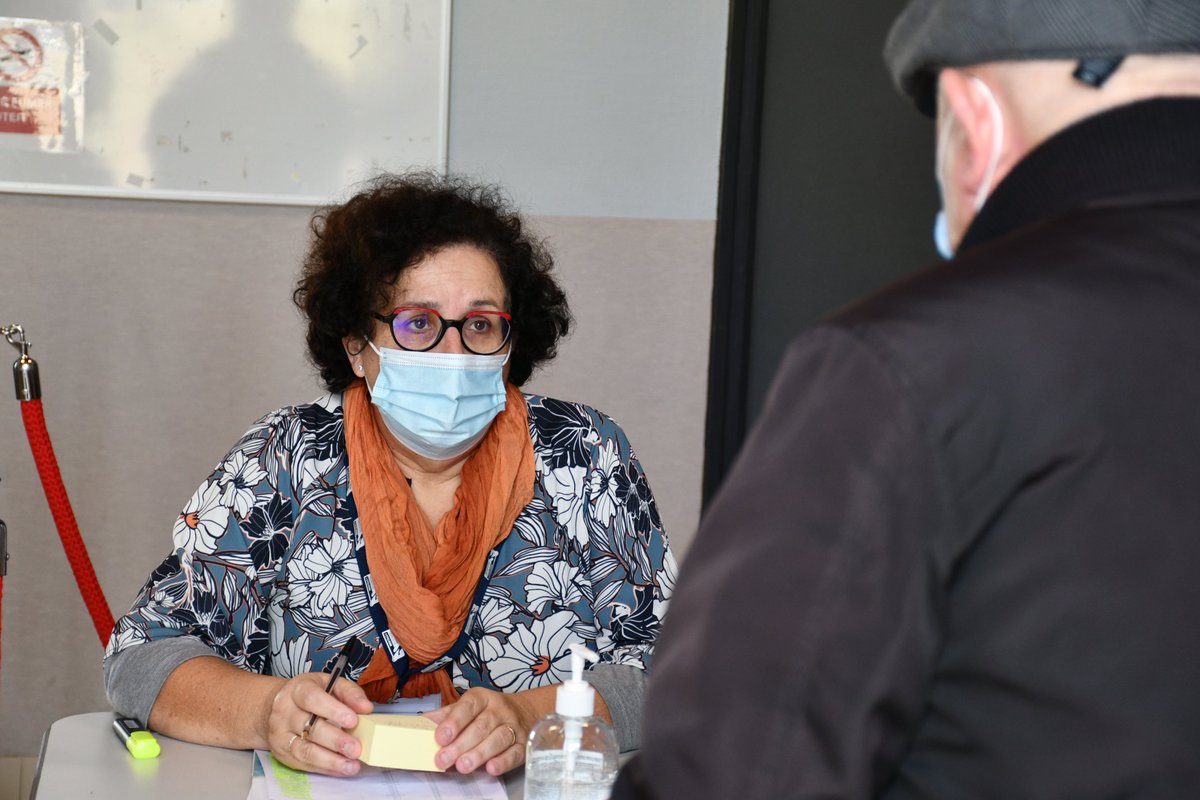 [#Covid19]
Guillaume Quenet, sec. général de la préfecture du #Morbihan s’est rendu cet après-midi au centre de #vaccination de Grand-Champ. Guidé par Yves Bleunven maire de Grand-Champ Guillaune Quenet a visité les installations et rencontré le personnel du centre de vaccination