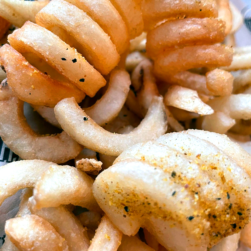 Oodles and oodles of crispy, delicious curls seasoned to your liking. Fatburger's curly fries do not disappoint!

#curlyfries #fries #burgerlove #fatburgercanada