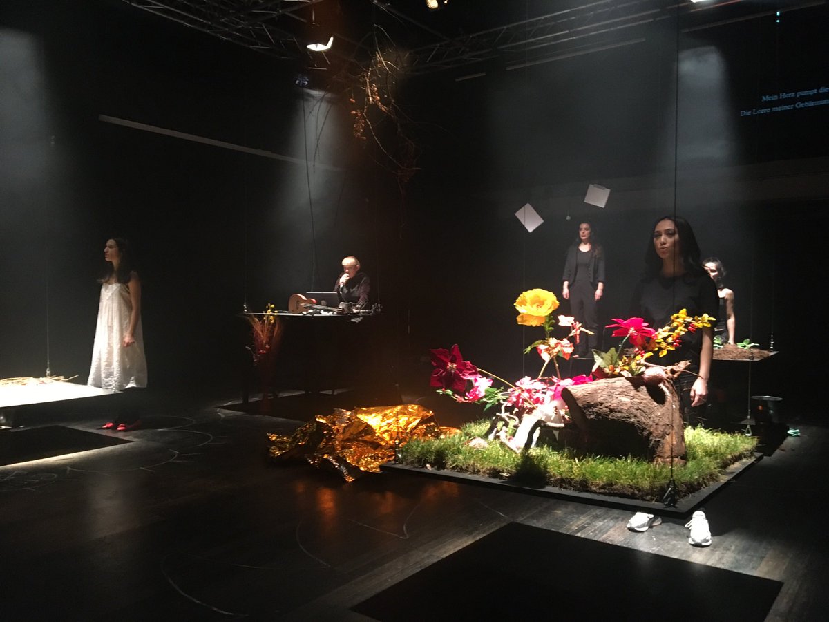 hayalperdesib's tweet photo. Sadece prömiyer ... tAK Theater Aufbau Kreuzberg ile ortak üretimimiz #Zbam 2020’de sadece prömiyer yapabildi. Pandeminin gelmekte olduğundan habersiz , mutlu bir akşamdı... özlemle... #tbt 20.01.2020 #tAKTheater #Berlin https://t.co/asKE3E1x2s