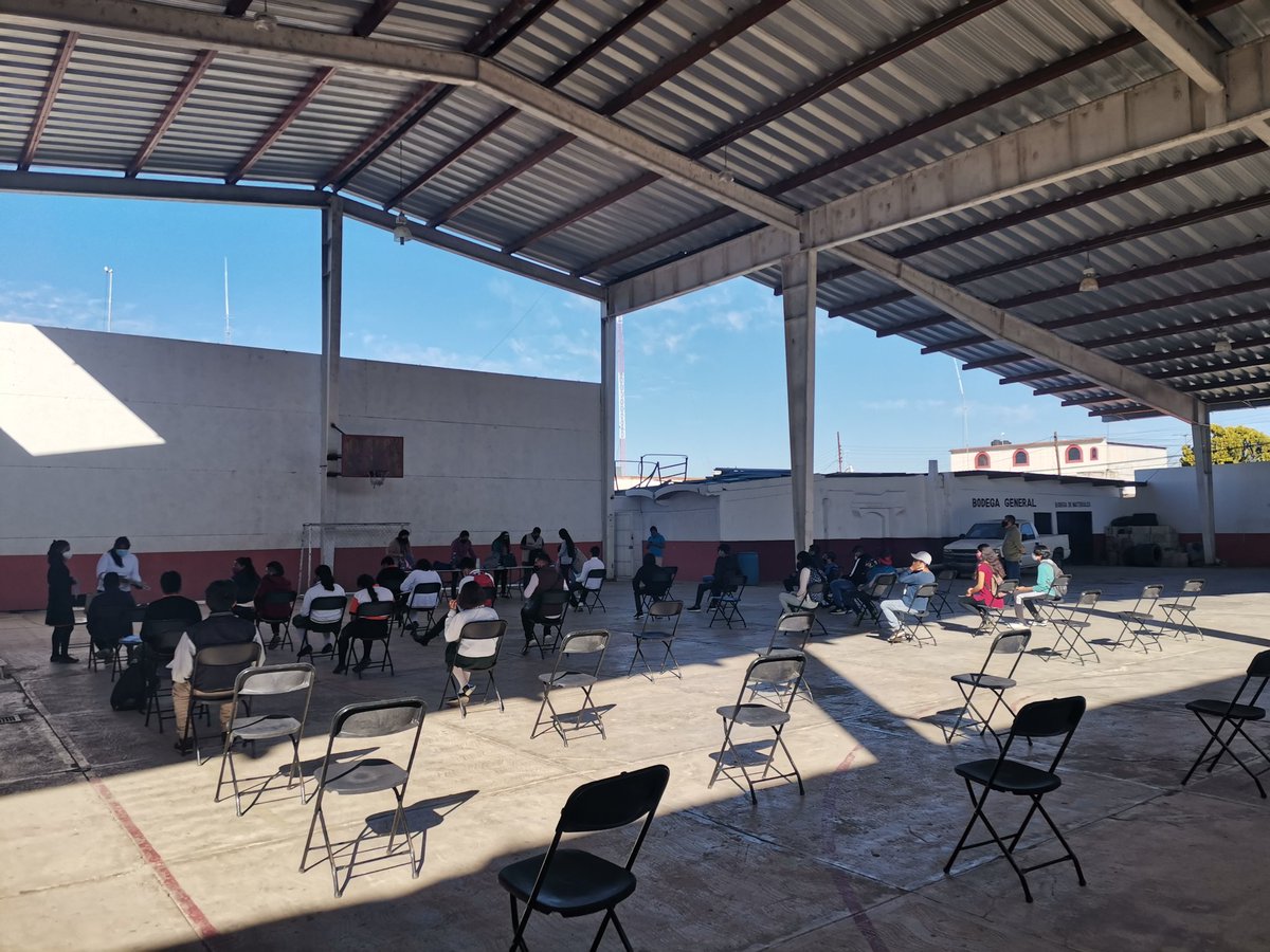 ArmaLop12's tweet photo. Apoyamos para la entrega de becas media superior Benito Juarez, llevando a cabo las medidas sanitarias. #NoBajemosLaGuardia #ProteccionCivil #VilladeEtla #Covid_19 #BuenViernes https://t.co/XIgV5UySJk