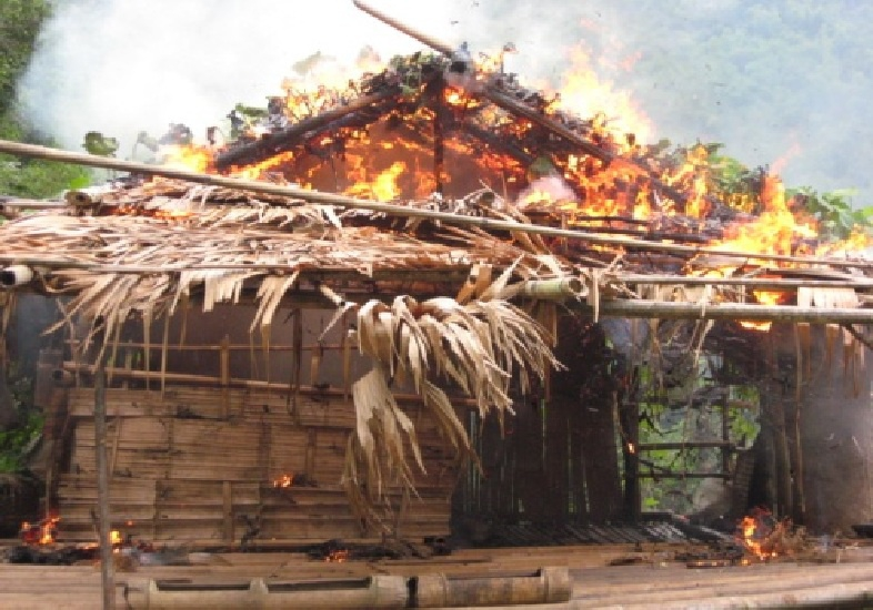 ผมเห็นกับตา 10 หลัง เจ้าของบ้านก็ยืนดูเจ้าหน้าที่เผาบ้านแต่ไม่กล้าทำอะไรเพราะกลัว บ้านสุดท้ายที่เผาเป็นบ้านผมเอง ก่อนเผาก็เอาข้าวของไปด้วย มีเครื่องดนตรีเต๊อะนา ของผมด้วย รู้ทีหลังจากญาติพี่น้องว่า บ้านถูกเผาไปทั้งหมด 40 หลัง  #Saveบางกลอย