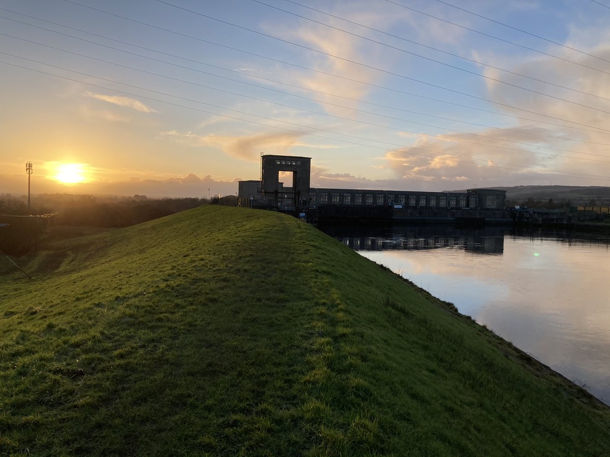 PeterLong10's tweet photo. Sun setting on Ardnacrusha. #5kmfromhome https://t.co/WqERQpmlYf
