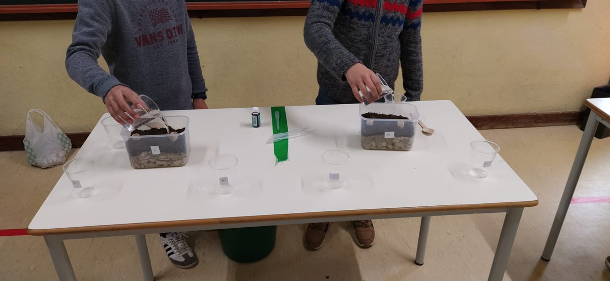 LabinaBox_IGC's tweet photo. O projeto @LabinaBox_IGC do @IGCiencia e apoiado pelo @MunicipioOeiras já está nas escolas de Oeiras! Eis algumas imagens da atividade “Modelo de Águas Subterrâneas” realizada nas turmas do 2o ciclo dos professores pioneiros Lab in a Box. #ciclodaagua #cienciaexperimental #STEM https://t.co/TPSAHkcClF