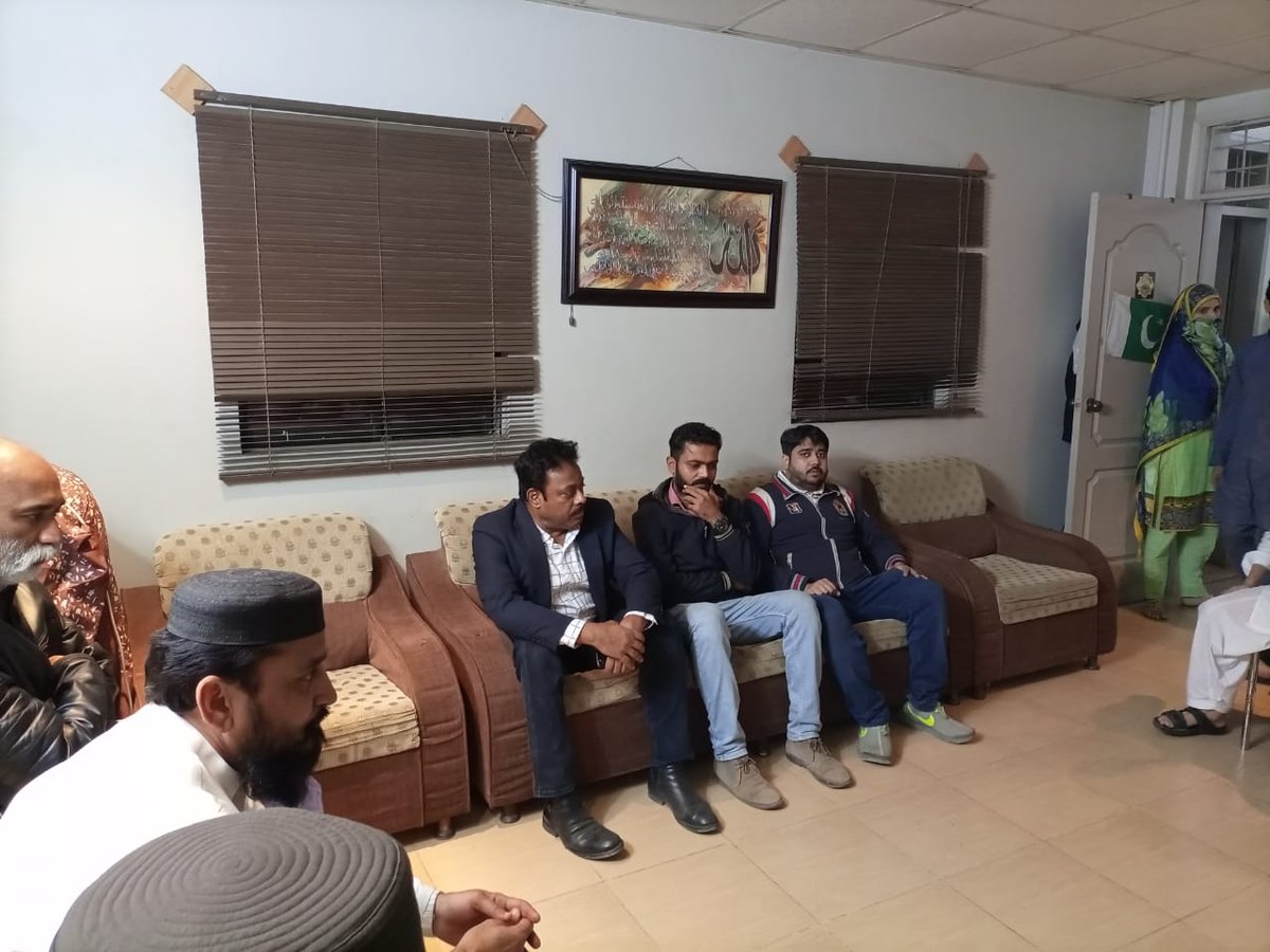 AneebIqbal's tweet photo. پاک سرزمین پارٹی چیئرمین سید مصطفیٰ کمال کی کراچی آرگنائزنگ کمیٹی ممبر عرفان خان بھائی کی گھر آمد۔ مصطفیٰ بھائی نے عرفان بھائی کی اہلیہ کے انتقال پر تعزیت کی اور ان کے اہل خانہ سے ملاقات کی۔اس موقع پر ڈسٹرکٹ سینٹرل انچارج و ممبر نیشنل کونسل عبدالله شیخ بھی موجود 
@SheikhA56759002 https://t.co/LNb3DDhstC