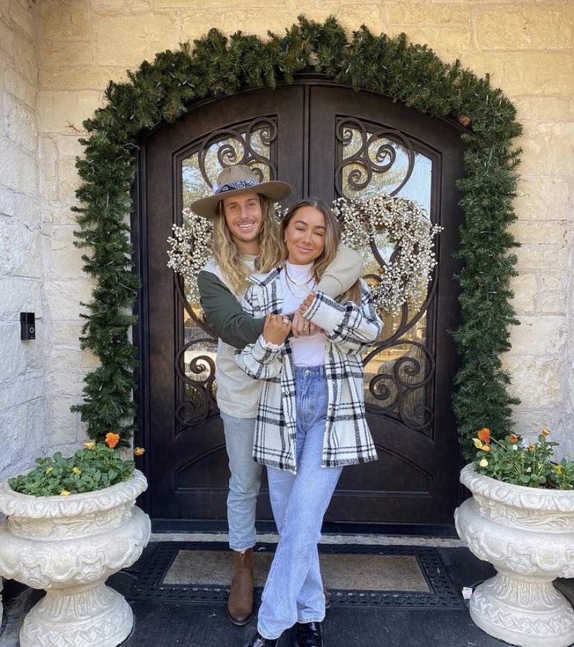 Giving a warm welcome to Nash to this fashion forward couple! Strutting in with neutrals, the Havens rock the laid back/chic look. Both in their blue jeans, ready to take on Nashville.