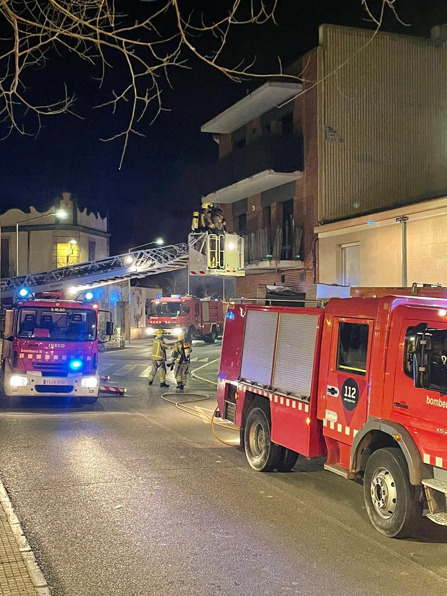 AjLaGranada's tweet photo. [UN GREU INCENDI AGREUJA ELS PROBLEMES D'INSEGURETAT AL BLOC OCUPAT DE LA PLAÇA DE LA FONT]

Aquesta matinada ha tingut lloc un incendi al bloc ocupat del número 28 de la plaça de la Font de la Granada que, de fa anys, és un punt recurrent de fets delictius i incívics al poble. https://t.co/pqmyx6wAOg