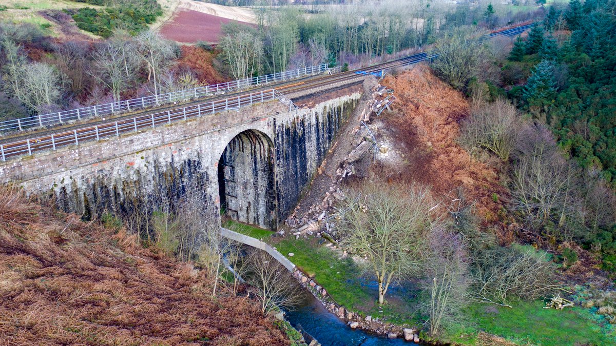 Update: 22/01 @ 18:00. Our focus since last week has been on assessing the condition of the bridge and developing a plan to reopen the railway. The site is a complex one for our team due to the rural area, exposed location, and the height (15m) they’re working at. /1