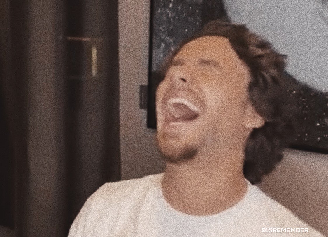 93SHMB's tweet photo. the best sequence of pictures you’ll see today, liam payne laughing. https://t.co/rq1nJPG6NT