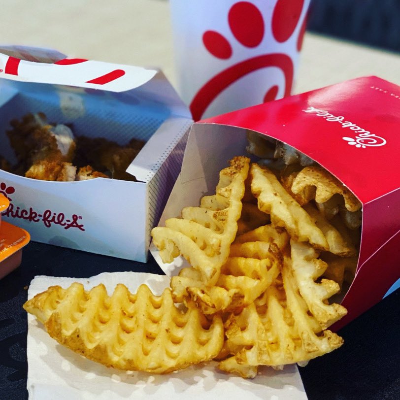 HAPPY FRY-YAY‼️
Sometimes you just need to celebrate the end of a week 🙌🏽 🍟 
Don’t let the gloomy weather stop you from enjoying some Chick-fil-A today‼️
.
.
#chickfilaredoak #cfa #fryday #eatmorchikin