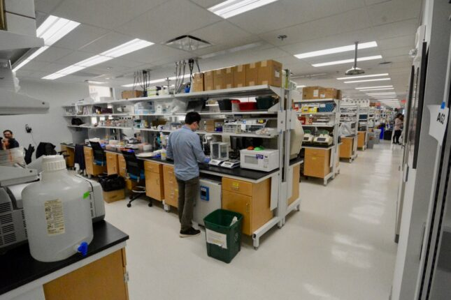 Lab spaces trend towards hospital/factory lighting approach: a lot of light, everywhere, without much of shadow/light balance.It does look good on renderings (1) but in reality we need and use more localized light sources (extreme case: 2) #sciArch 25/N