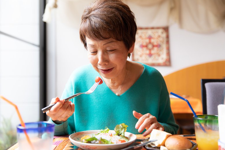18 quick, easy and healthy meals for seniors: Perhaps grocery shopping or cooking is too difficult, or meals just aren't as fun to eat alone. Regardless, eating healthy meals is of course incredibly important for the elderly. care.com/c/stories/5445…