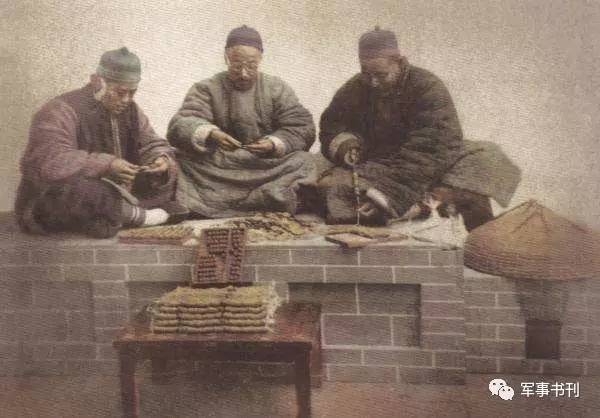 Qiánpù stringing cash coins, which was a typical service offered by the qianzhuang "money shops" in imperial China.