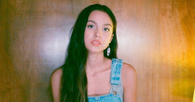 FromThe14th's tweet photo. UK Singles Chart this week - Top 10
(22/1/2021):

#1. drivers license (=)
#2. Don't Play (NEW)
#3. 34+35 (+8)
#4. Sweet Melody (-2)
#5. WITHOUT YOU (+1)
#6. Paradise (+1)
#7. Afterglow (-4)
#8. Anyone (-3)
#9. Whoopty (-5)
#10. Get Out My Head (-2)

• Info via @UKChartInfo 📊 https://t.co/78I9gb7rYM