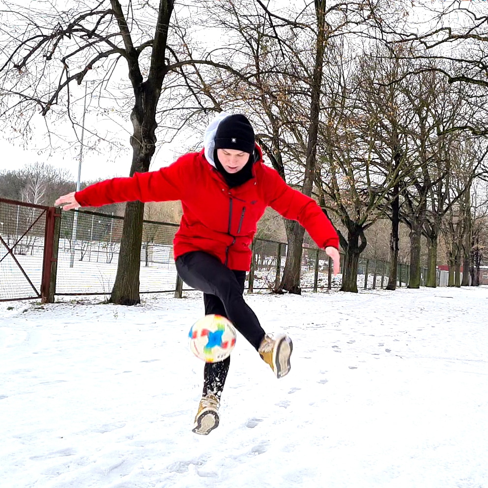 ❄⚽️ #pawelskora #freestylefootball #trikipilkarskie #zima #winter #snieg #snow #trening #training #pasja #passion #dobranoc #goodnight #piatek #piateczek #piatunio #friday #freetime #polishboy #polskichlopak #photooftheday #awf #stadionolimpijski #wroclove #wroclaw