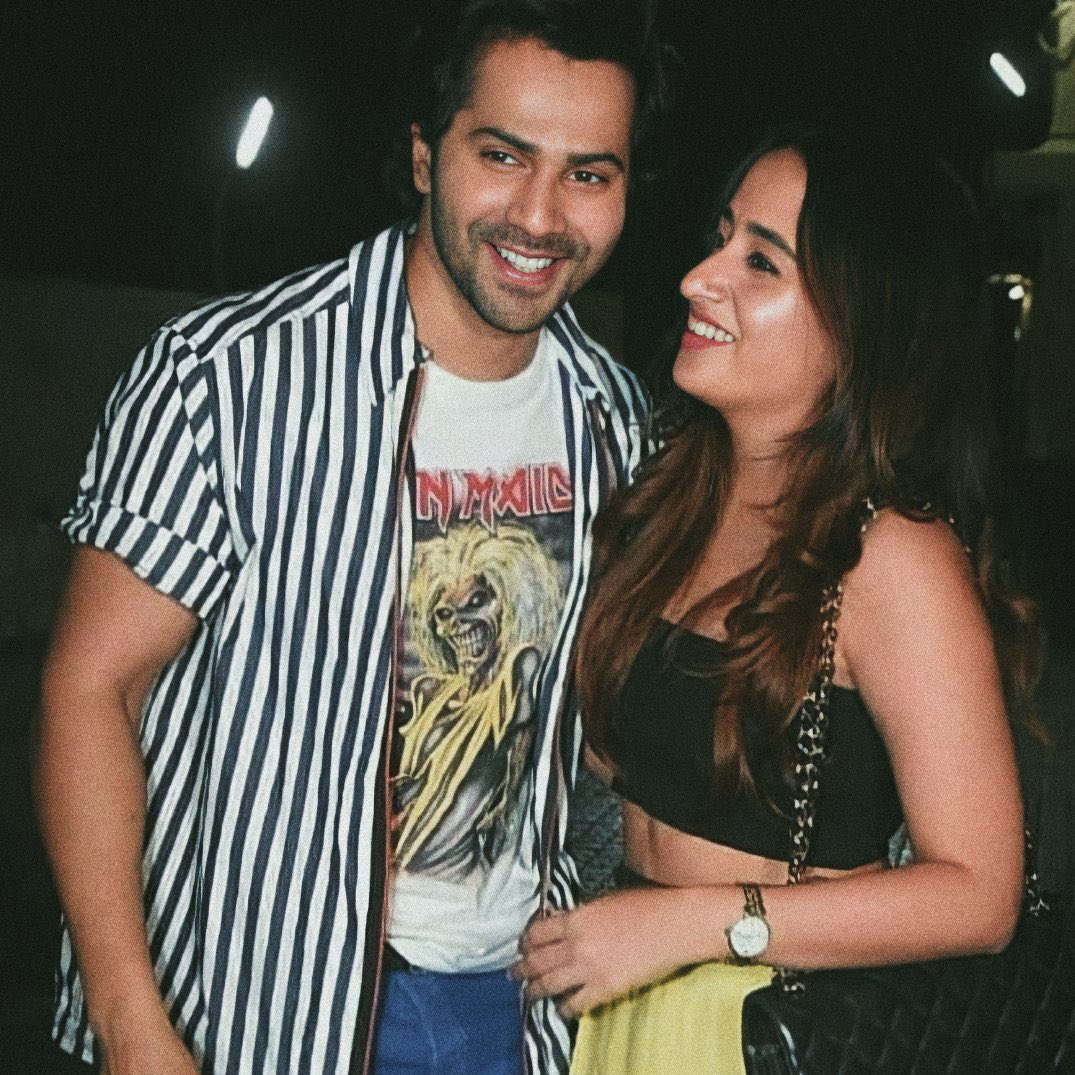 Hiba_VD's tweet photo. All the sadness aside that he didn’t inform us of his wedding.But can we please appreciate this guy for sticking by his words that’She just wants to live a normal life and it’s my job to protect her’I mean the way he kept her privacy even after being a public figure is impressive https://t.co/dW9TtcIuuA