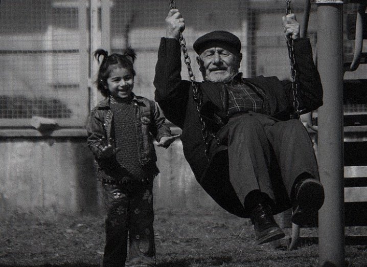 Gökyüzü gibi bir şey çocukluk
Hiç bir yere gitmiyor...♥️