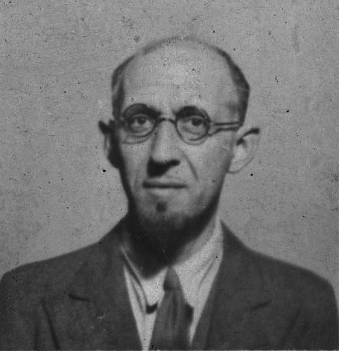 La idea provino de Geoffrey Pyke, un periodista/profesor/inventor. La idea era construir un portaaviones de nada menos que 600m de longitud que patrullaría el Atlántico Norte con más de 100 aviones que mantendrían patrullas antisubmarinas constantes.