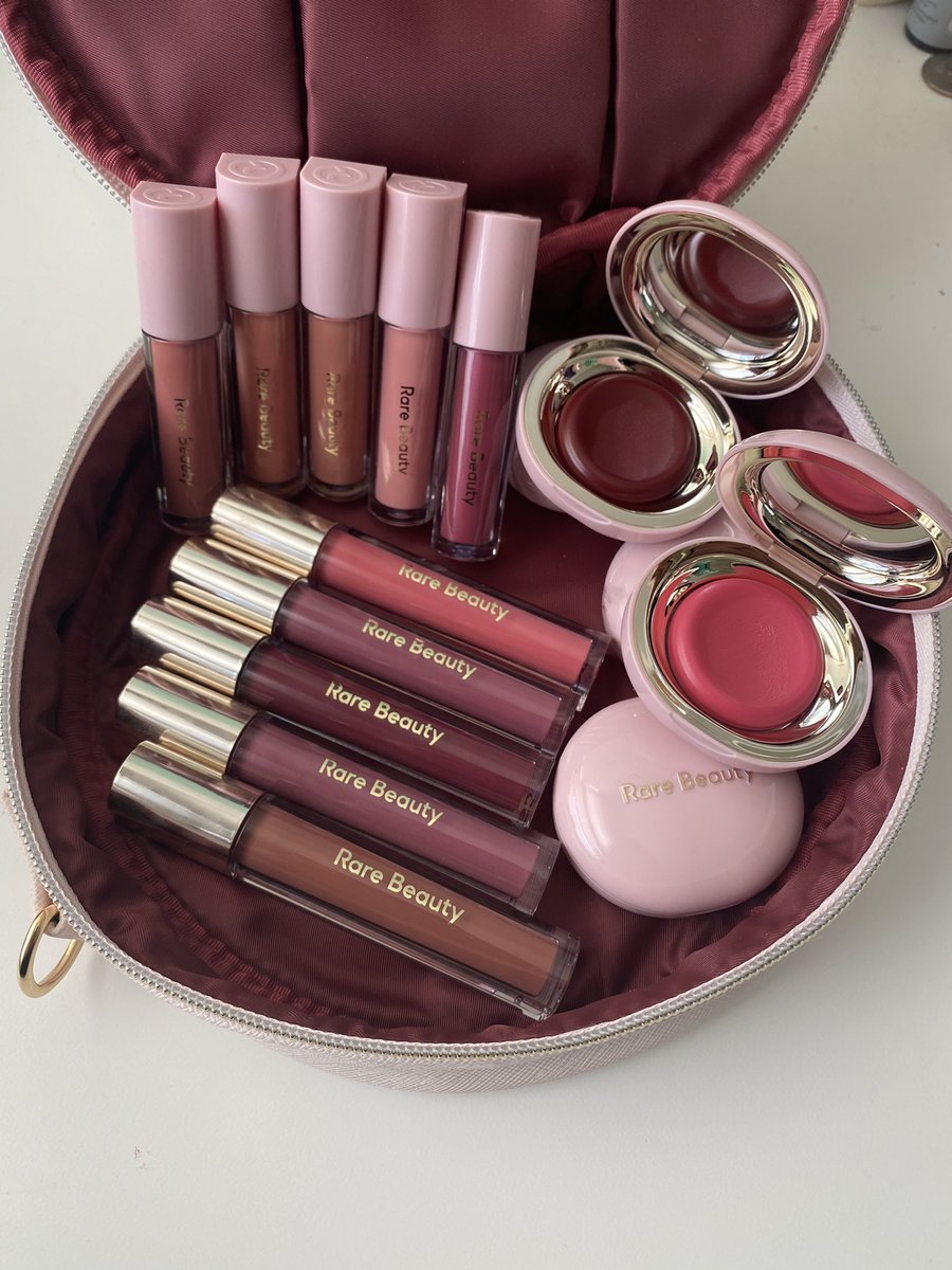 #StayVulnerable GIVEAWAY🎉
 
TWO lucky winners will receive the NEW Stay Vulnerable Collection AND the crossbody makeup bag 🙌

💖RT this tweet
💖Reply to this tweet with #StayVulnerable
💖Follow us
Winner chosen at random on 1/25 @ 9AM PT. Open internationally!