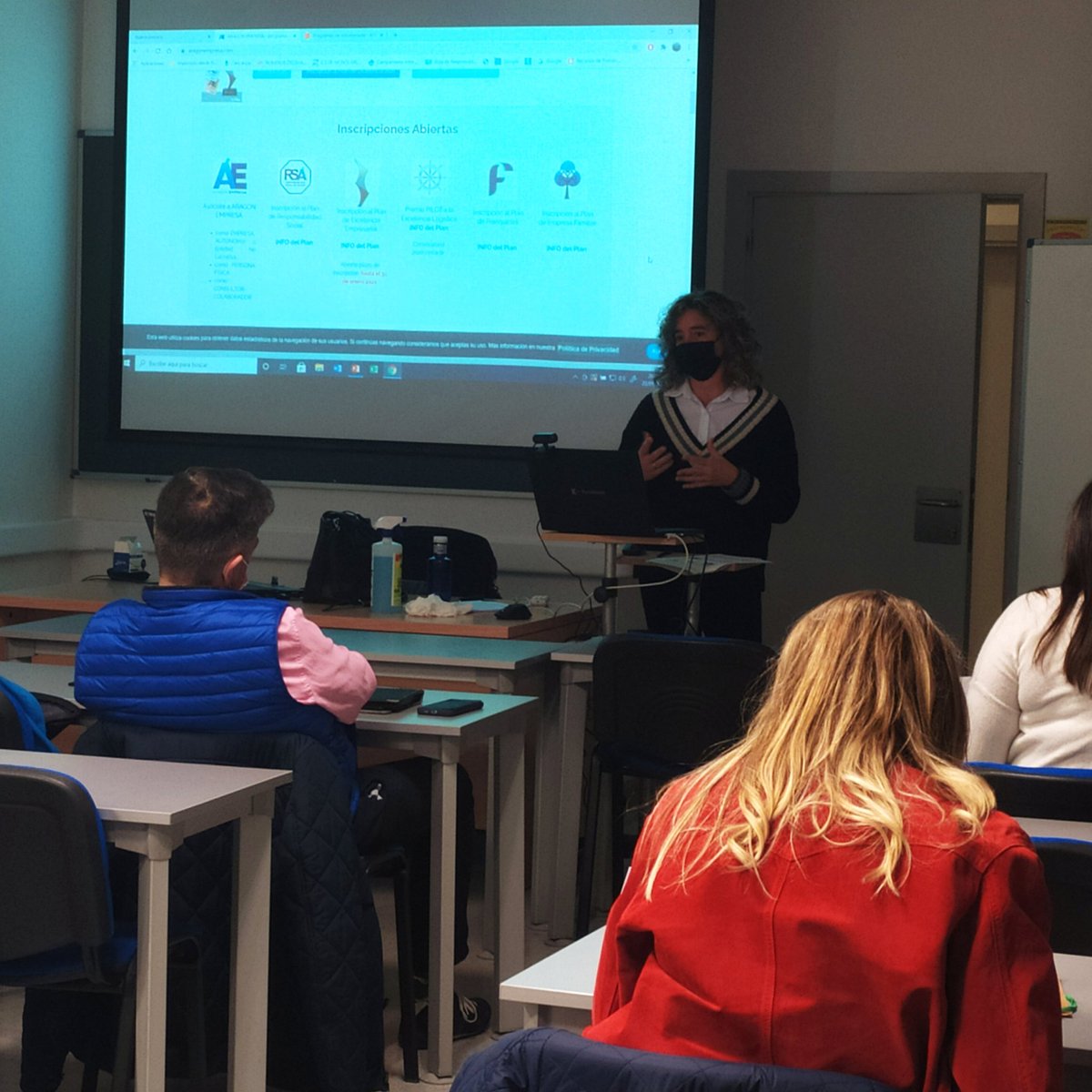 UNIZAR_TituloRS's tweet photo. Hemos empezado las clases
📢 de la #VIedicion #TituloExperto #RSC #RSE #RS @UNIZAR_TituloRS
#MariaPerez del @IAF_Aragon @aragonempresa ha explicado el 📝 Programa #RSA. Son 924 las empresas que poseen el Sello RSA. Enhorabuena! https://t.co/y9Y4IrrJmm